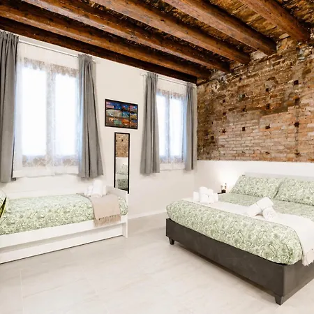 Brand New Super Comfy Ground Floor Βενετία