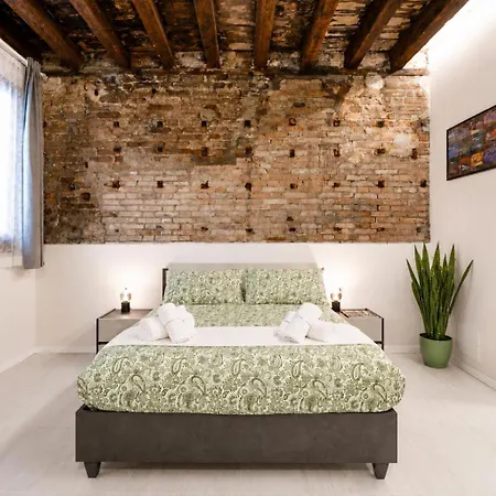 Brand New Super Comfy Ground Floor Benátky